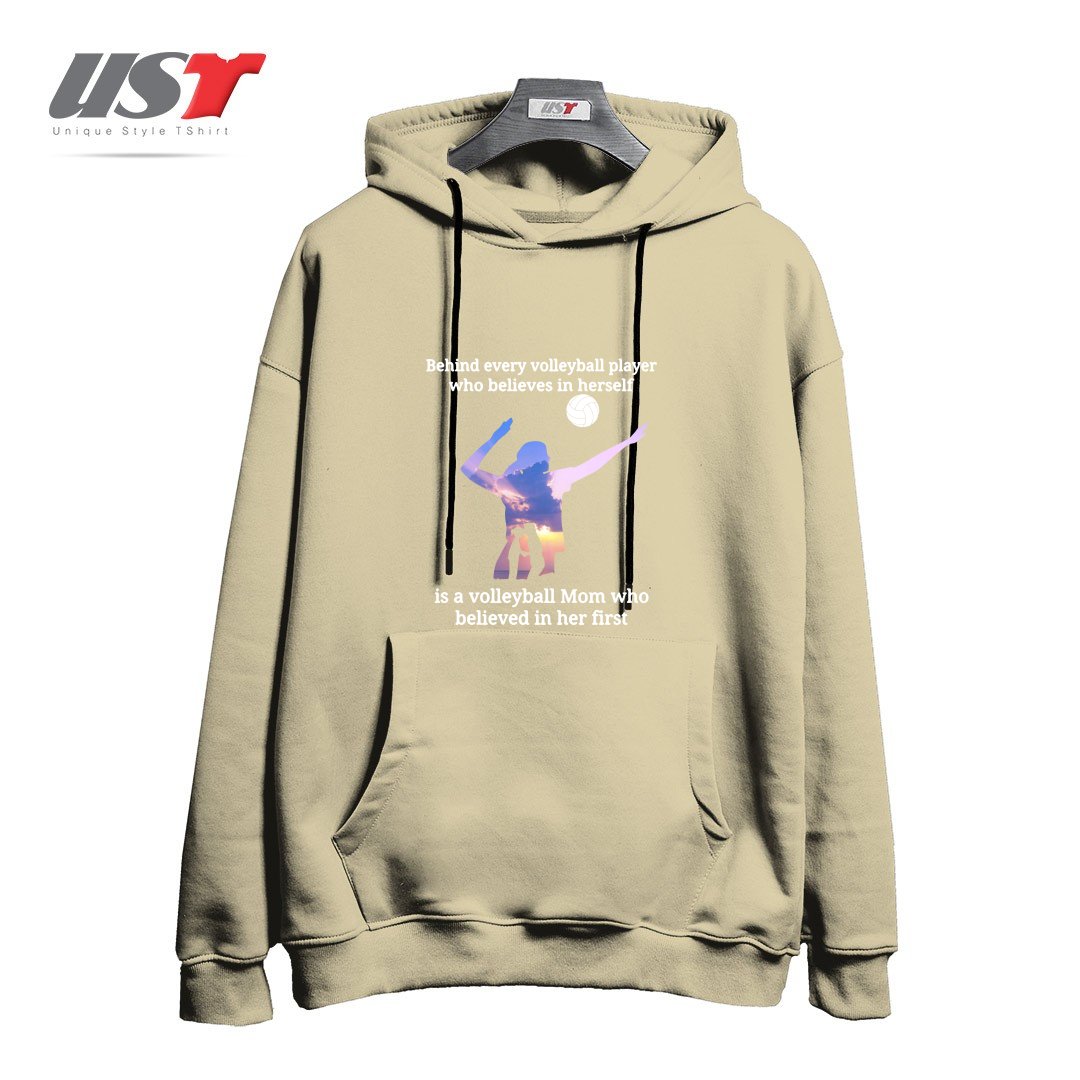 طرح BEHIND EVERY VOLLEYBALL PLAYER WHO BELIEVES IN HIMSELF IS A VOLLEYBALL MOM WHO BELIEVED IN HIM FIRST هودی اورسایزرنگ نخودی