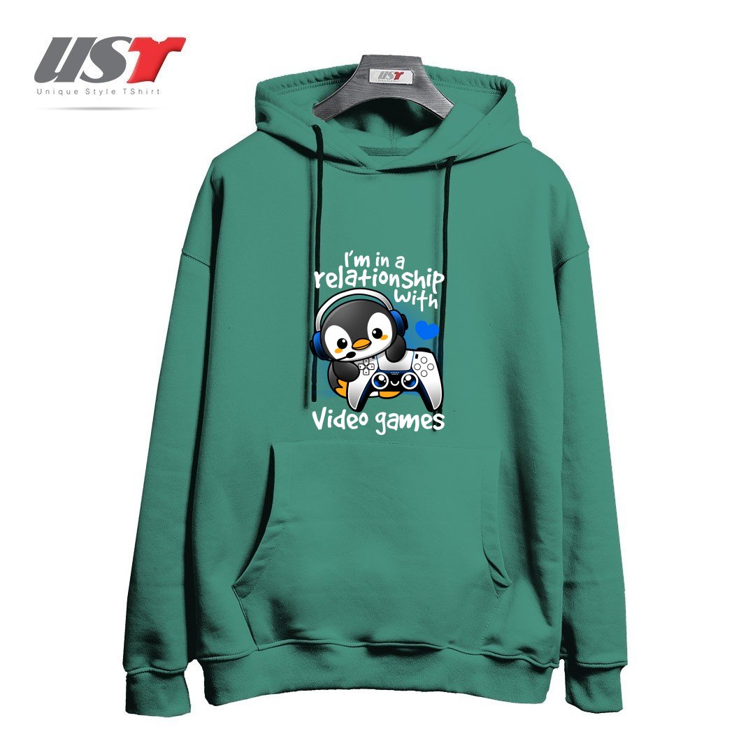 طرح PENGUIN RELATIONSHIP WITH VIDEO GAMES هودی اورسایزرنگ سبز سدری