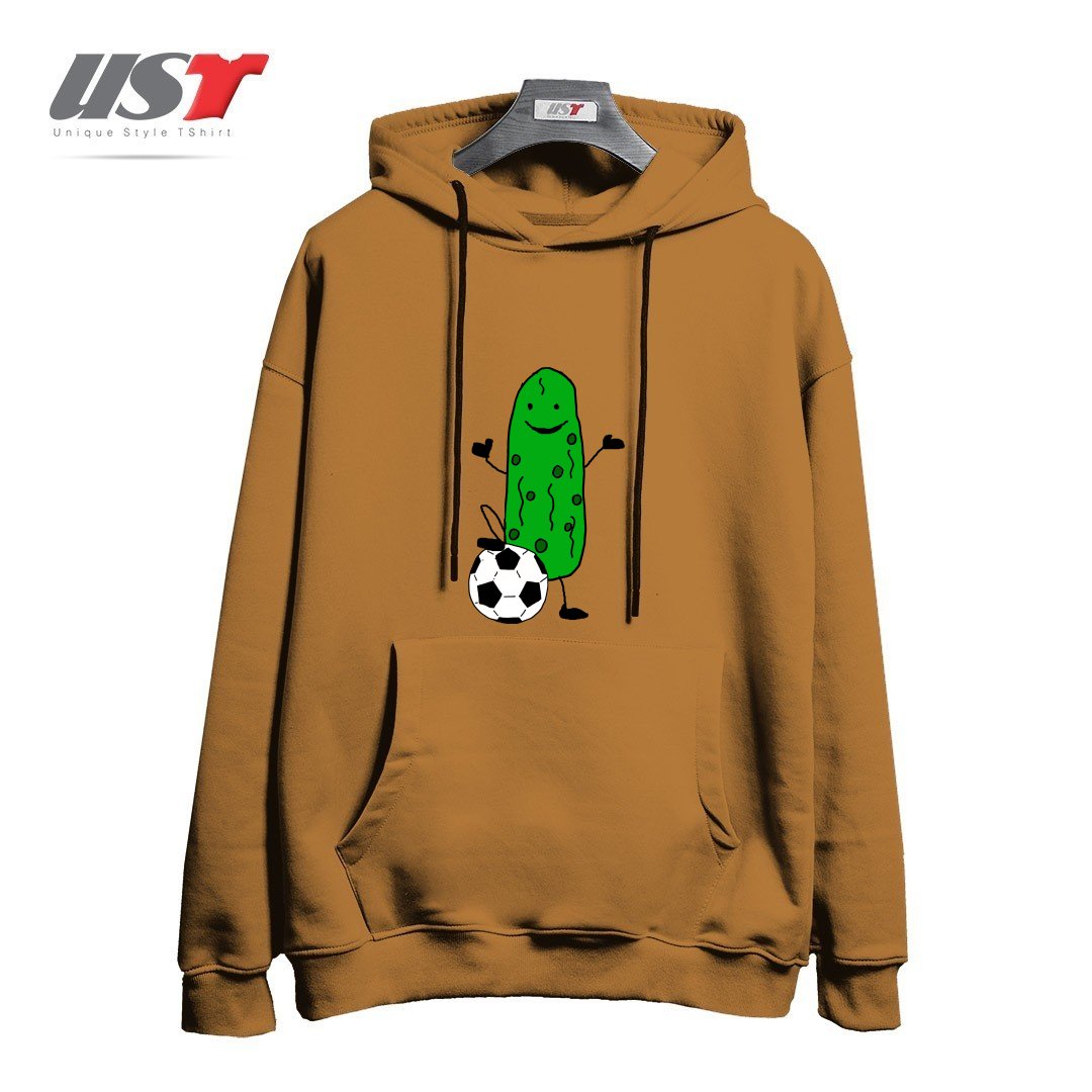 طرح FUNNY DILL PICKLE PLAYING SOCCER SPORTS CARTOON هودی اورسایزرنگ نسکافه ای