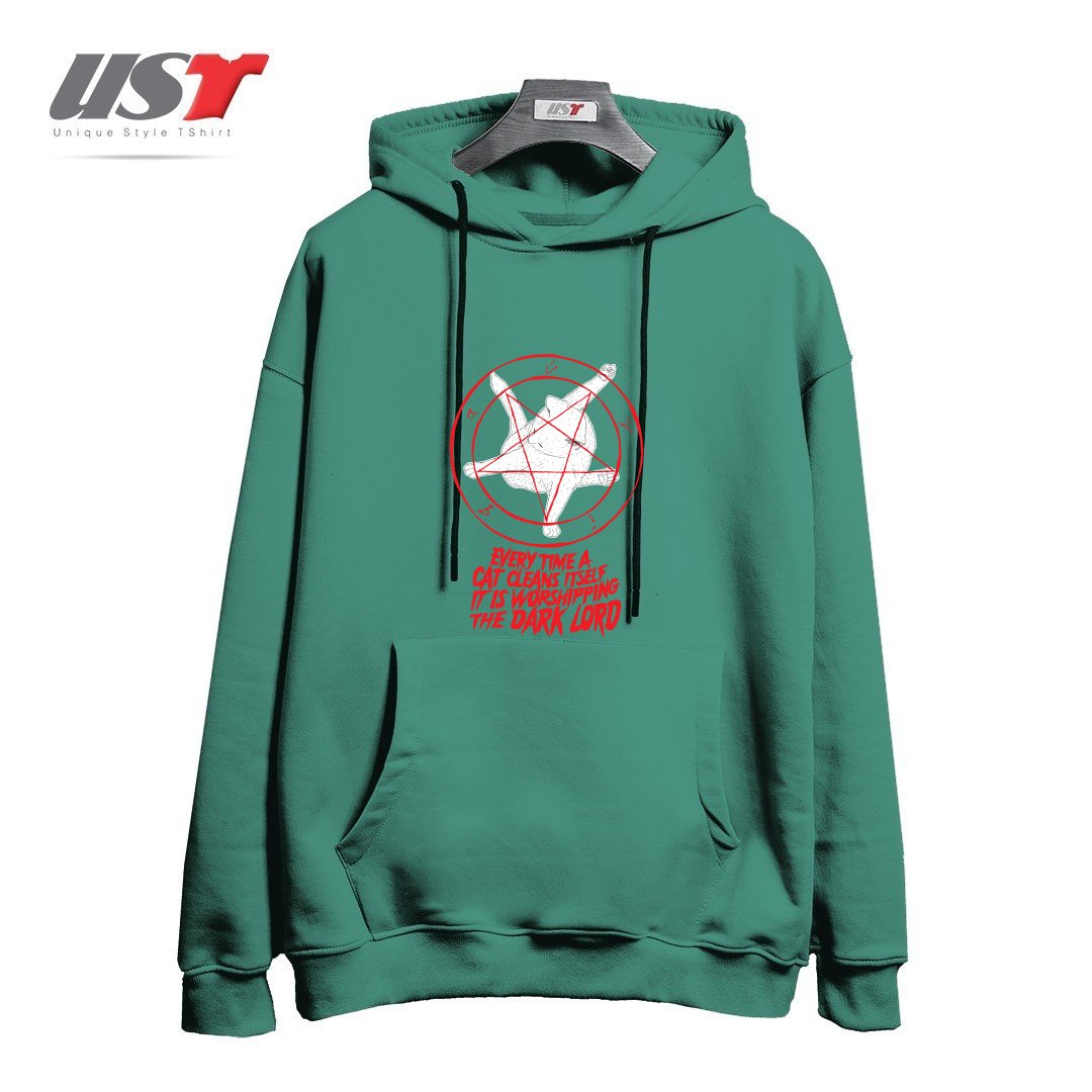 طرح EVERY TIME A CAT CLEANS ITSELF IT IS WORSHIPPING THE DARK LORD هودی اورسایزرنگ سبز سدری