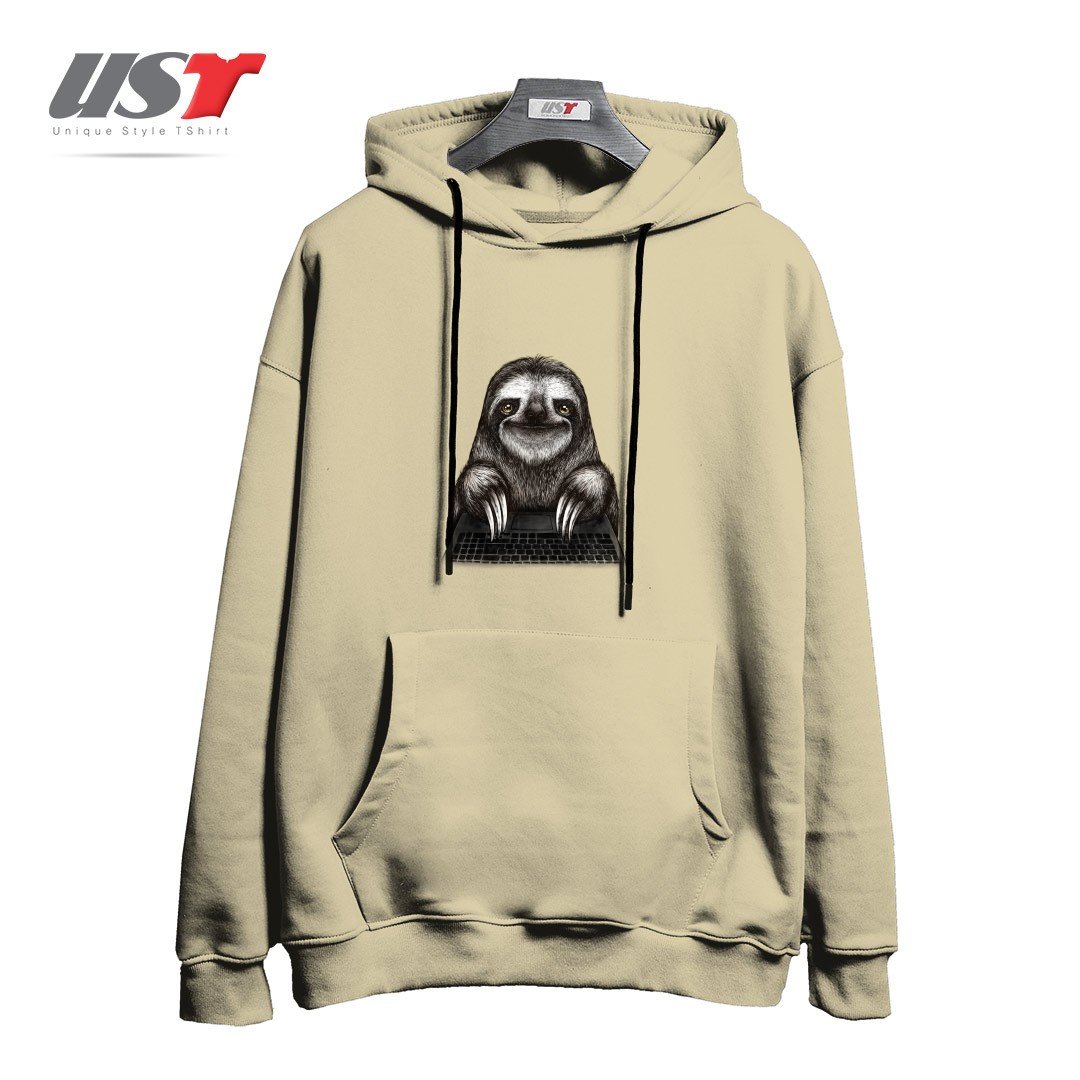 طرح SMILING SLOTH WITH LAPTOP هودی اورسایزرنگ نخودی