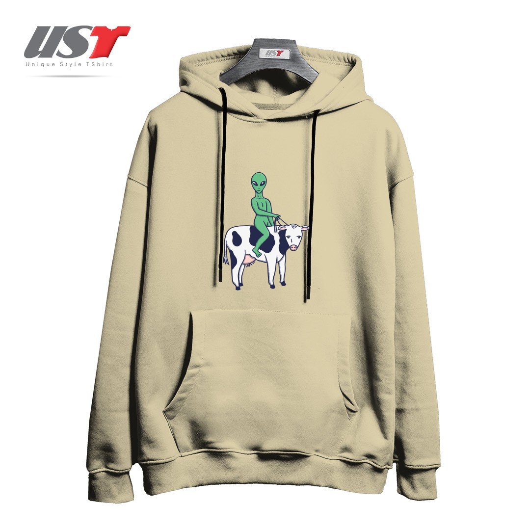 طرح ALIEN RIDING A COW هودی اورسایزرنگ نخودی