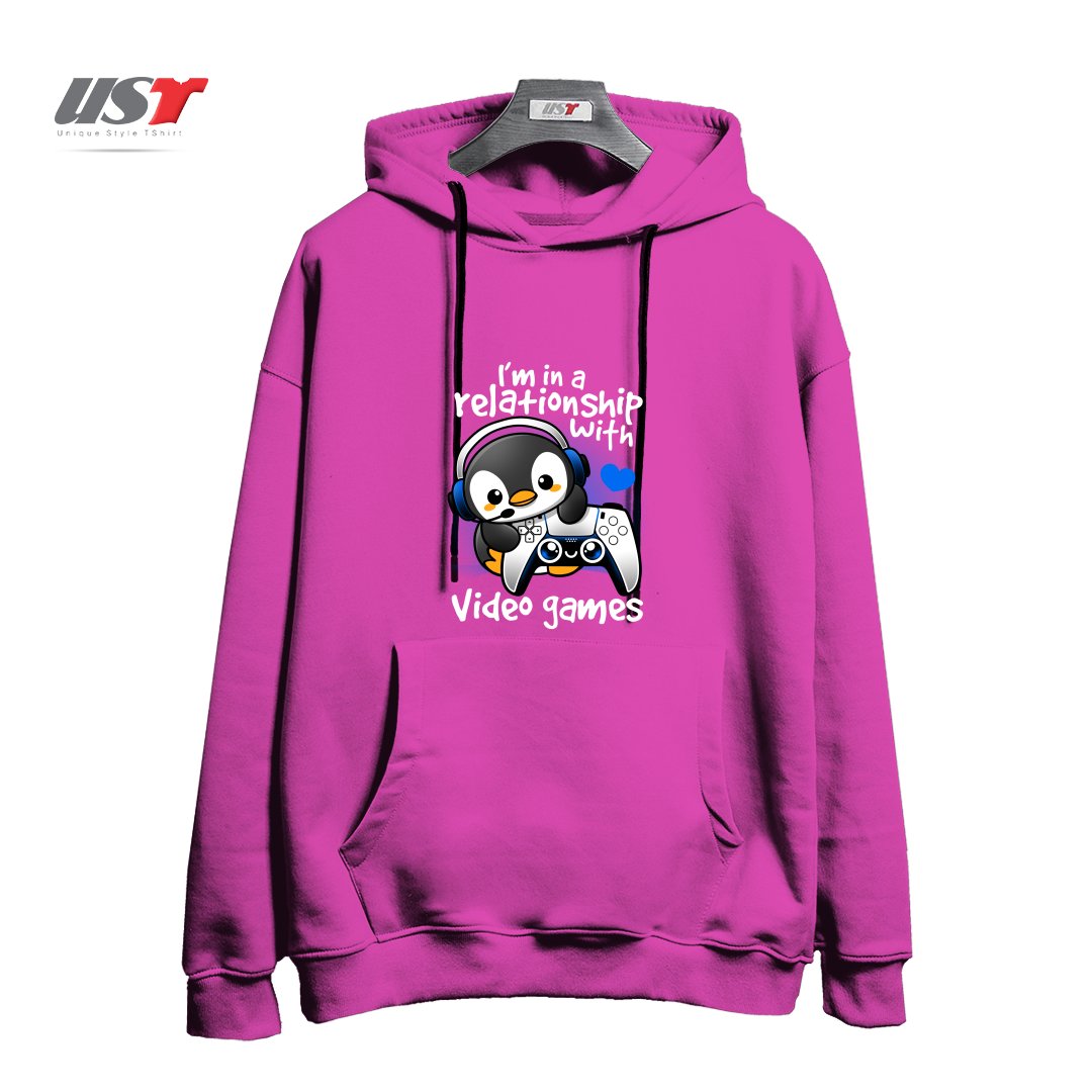 طرح PENGUIN RELATIONSHIP WITH VIDEO GAMES هودی اورسایزرنگ صورتی