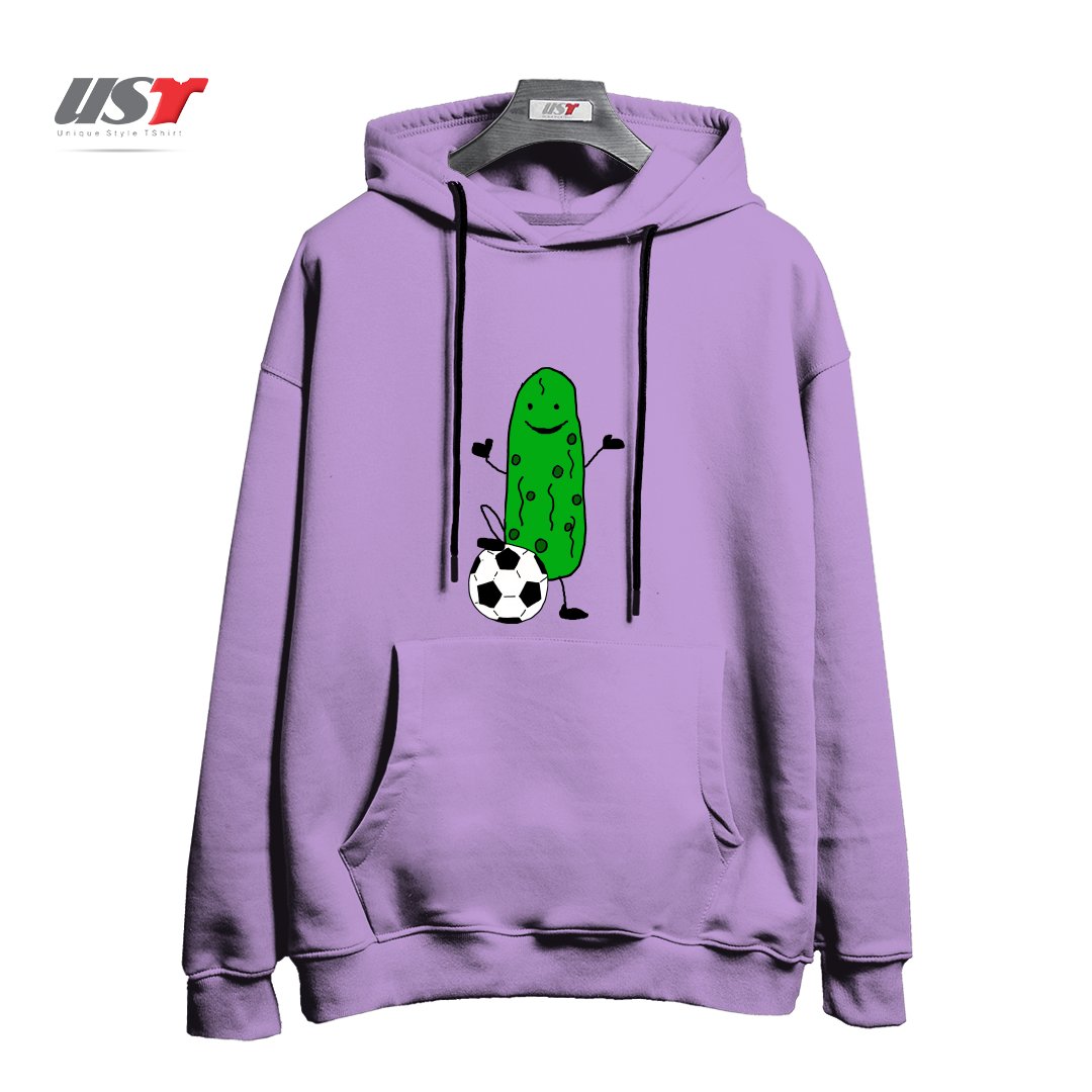 طرح FUNNY DILL PICKLE PLAYING SOCCER SPORTS CARTOON هودی اورسایزرنگ یاسی