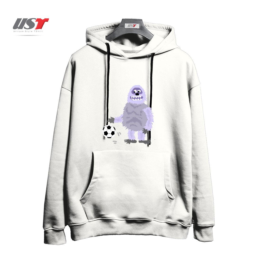 طرح FUNNY ABOMINABLE SNOWMAN PLAYING SOCCER هودی اورسایزرنگ سفید