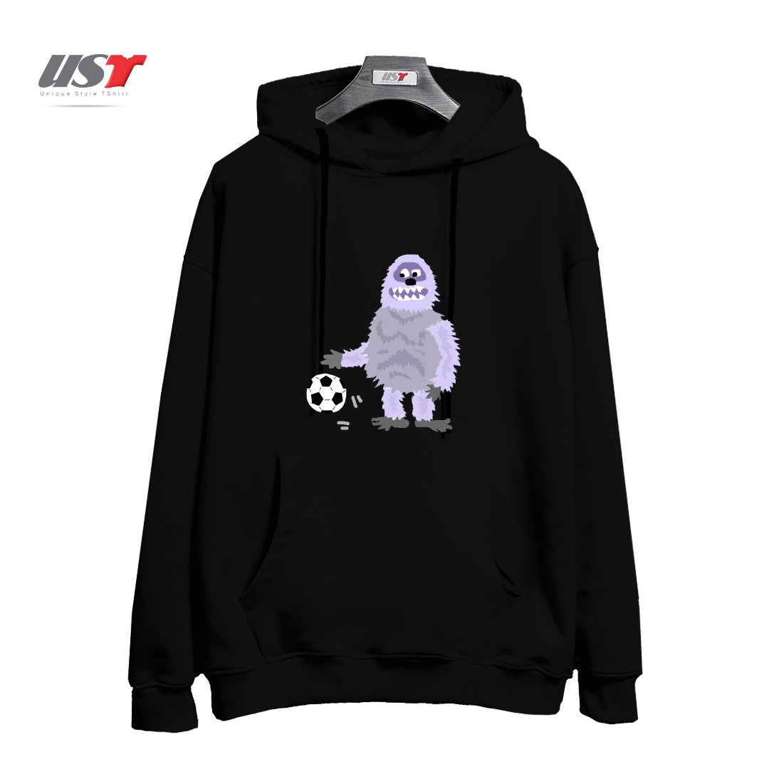 طرح FUNNY ABOMINABLE SNOWMAN PLAYING SOCCER هودی اورسایزرنگ مشکی