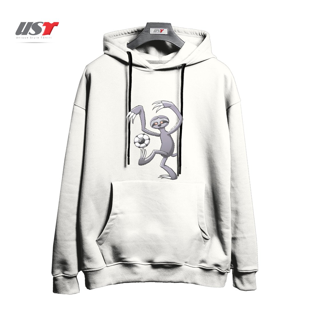طرح COOL SLOTH MAKING A BIG EFFORT TO WAKE UP AND PLAY SOCCER هودی اورسایزرنگ سفید