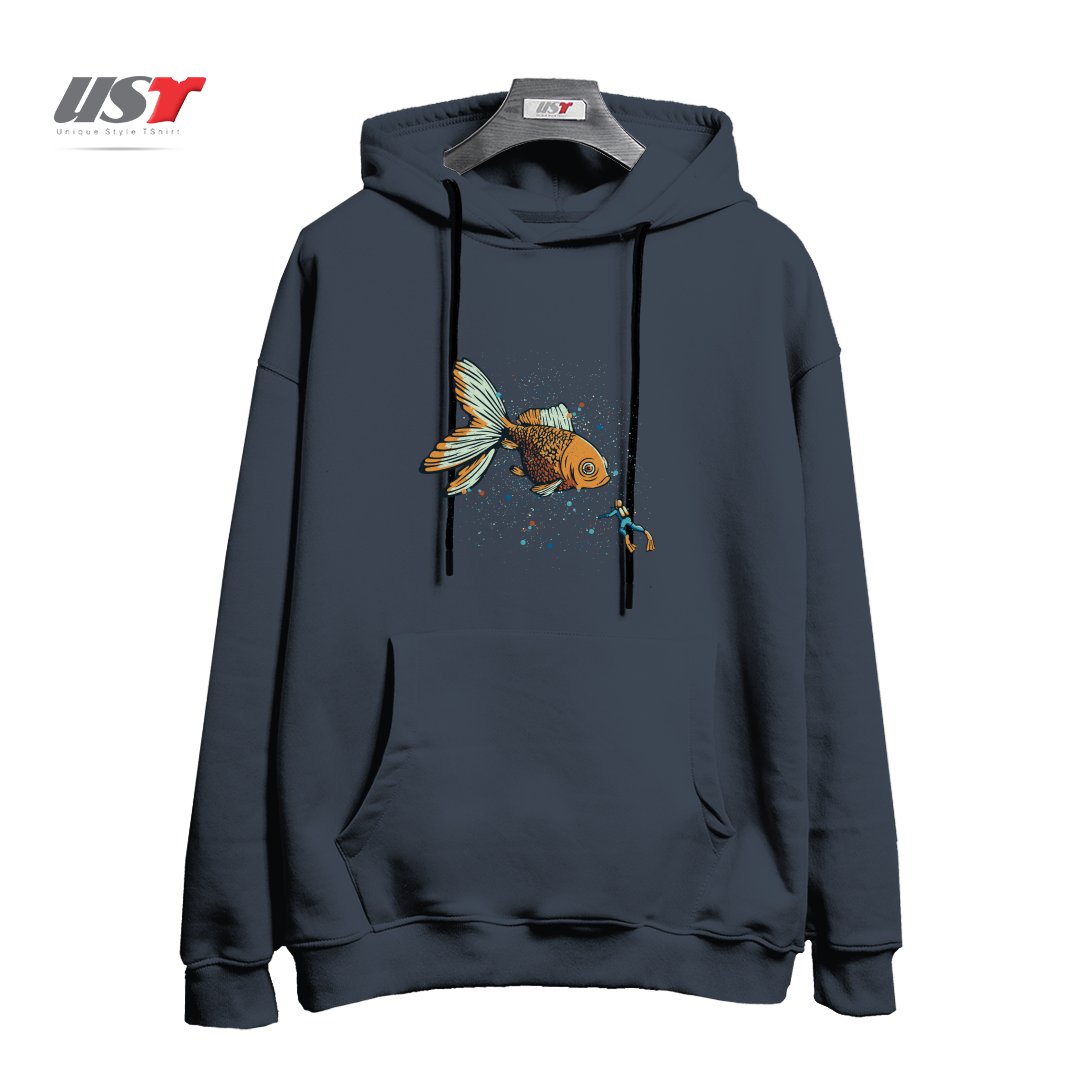 طرح GOLDEN FISH SCUBA DIVER BY TOBE FONSECA هودی اورسایزرنگ دودی