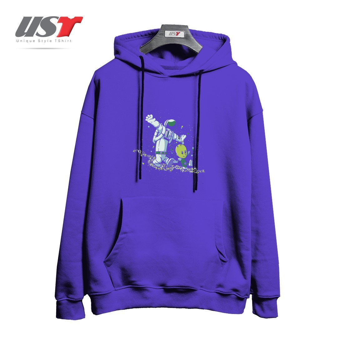 طرح CHASING STARS ALIEN AND ASTRONAUT BY TOBE FONSECA هودی اورسایزرنگ بنفش