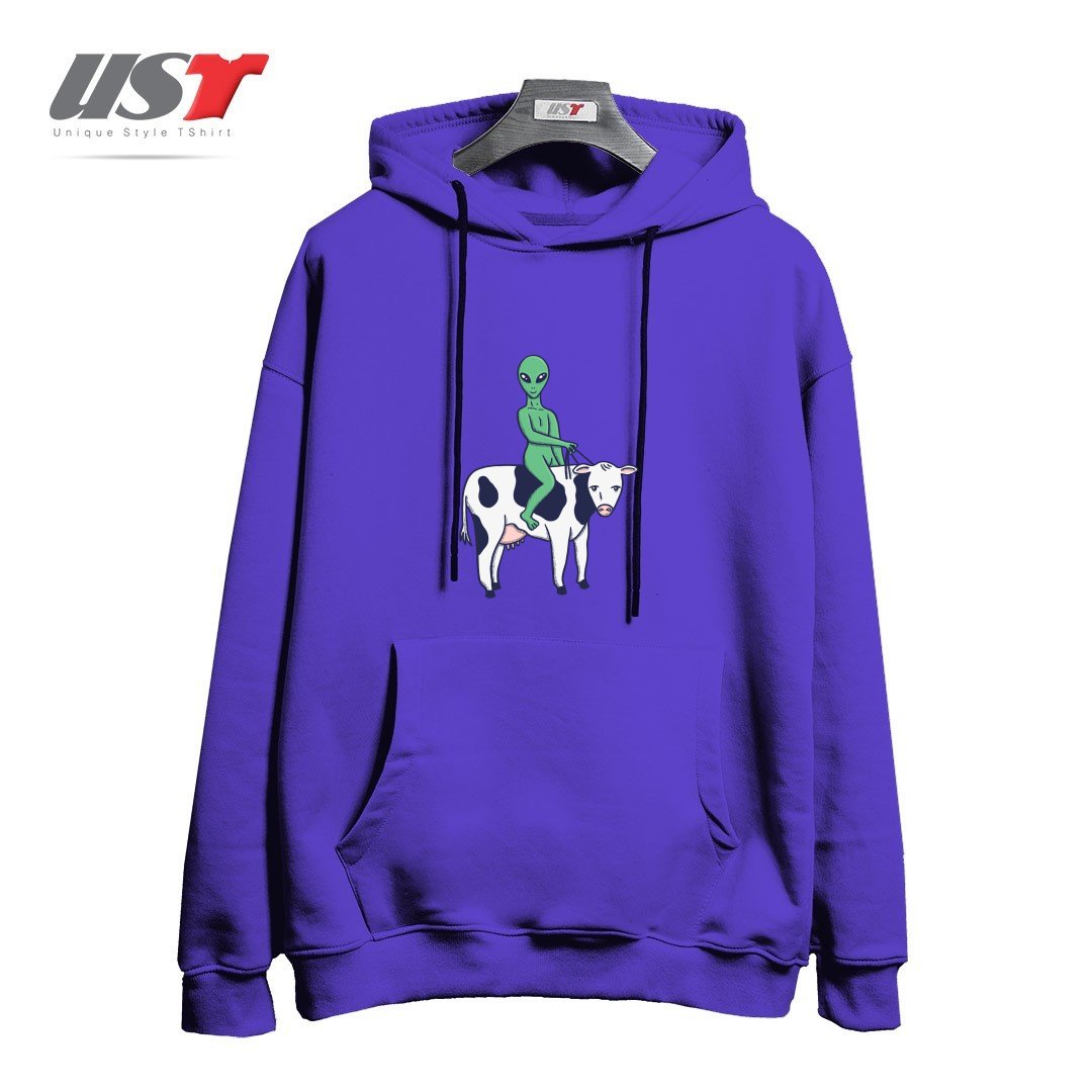 طرح ALIEN RIDING A COW هودی اورسایزرنگ بنفش