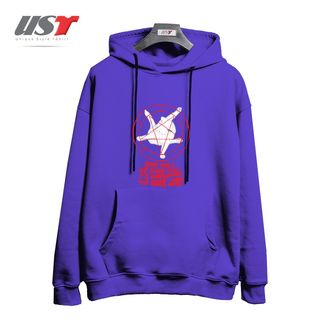 طرح EVERY TIME A CAT CLEANS ITSELF IT IS WORSHIPPING THE DARK LORD هودی اورسایزرنگ بنفش