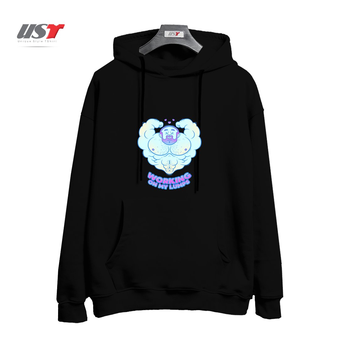 طرح WORKING ON MY LUMPS هودی اورسایزرنگ مشکی