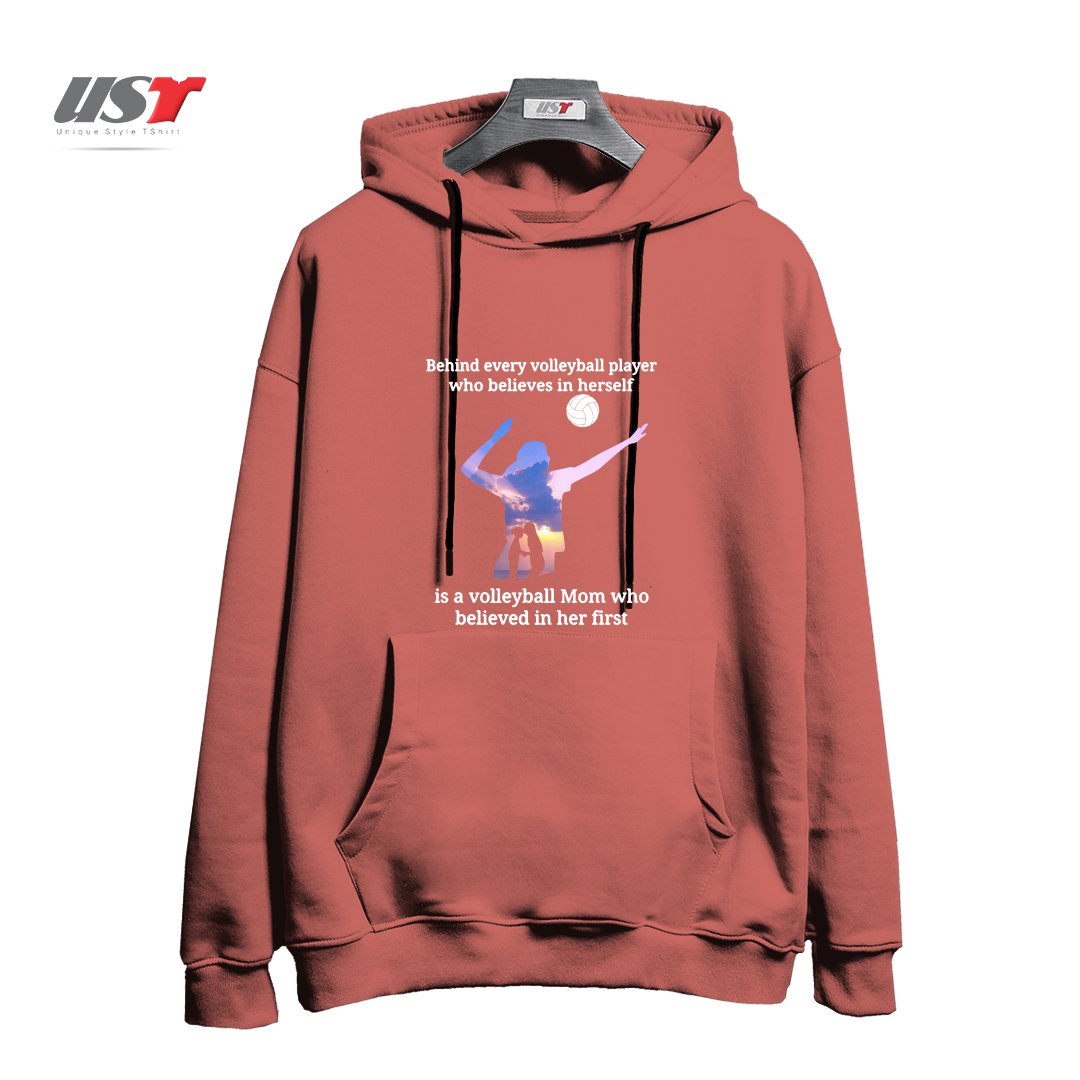 هودی اورسایز طرح BEHIND EVERY VOLLEYBALL PLAYER WHO BELIEVES IN HIMSELF IS A VOLLEYBALL MOM WHO BELIEVED IN HIM FIRST