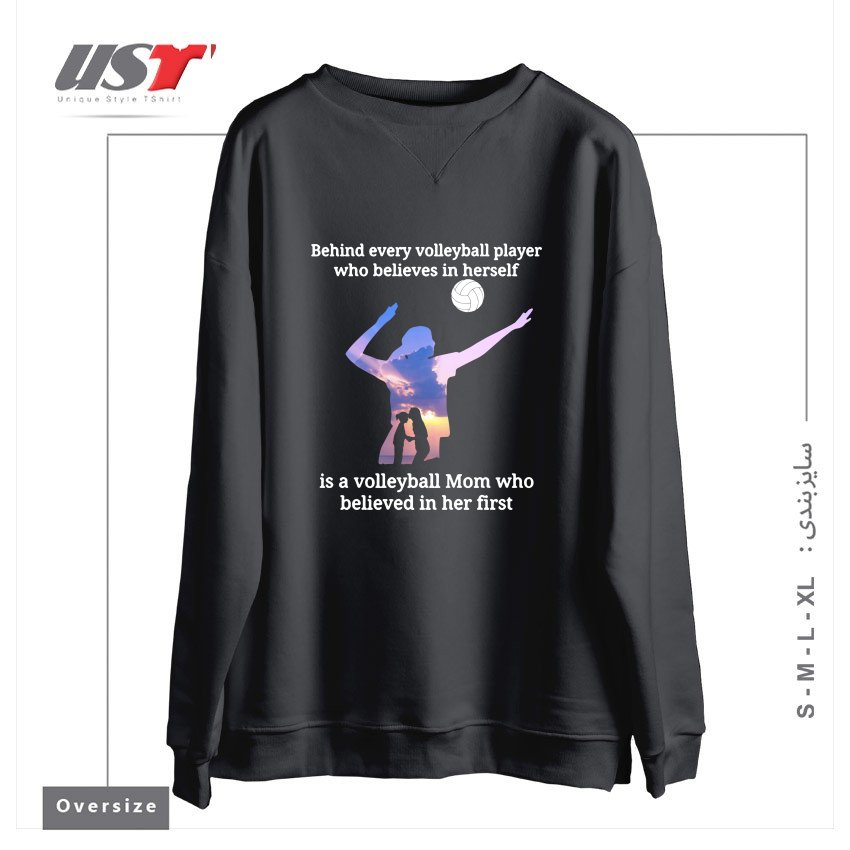 طرح BEHIND EVERY VOLLEYBALL PLAYER WHO BELIEVES IN HIMSELF IS A VOLLEYBALL MOM WHO BELIEVED IN HIM FIRST سوییشرت اورسایزرنگ دودی