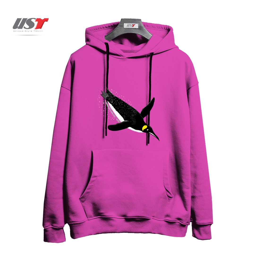 طرح FLY WITH THE KING PENGUIN هودی اورسایزرنگ صورتی