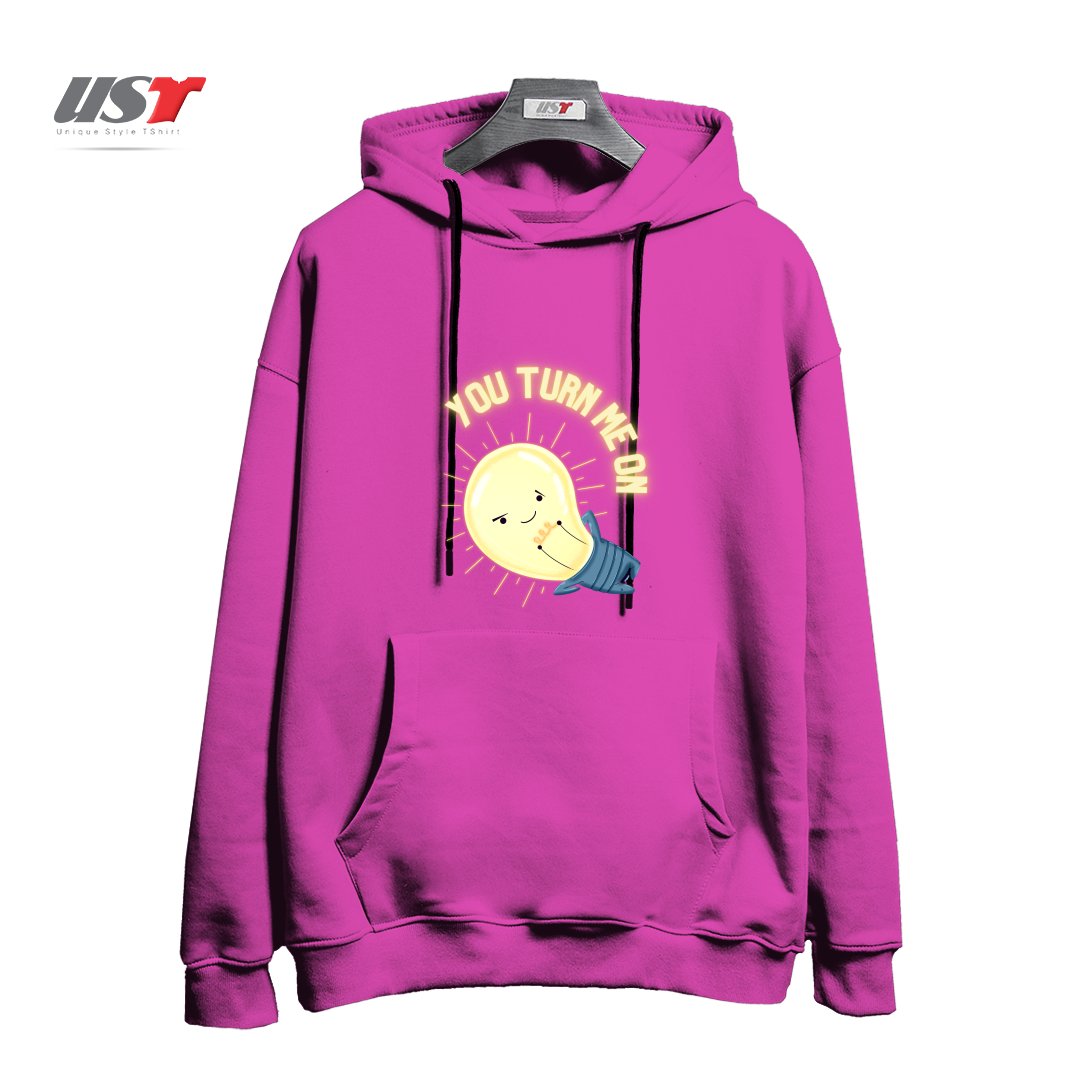 طرح YOU TURN ME ON LIGHT BULB هودی اورسایزرنگ صورتی